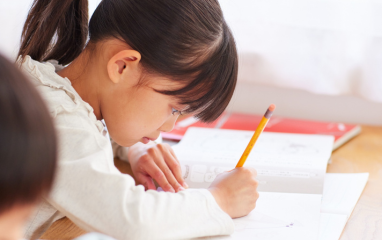 Geef huiswerkbegeleiding van één uur aan een kind in nood