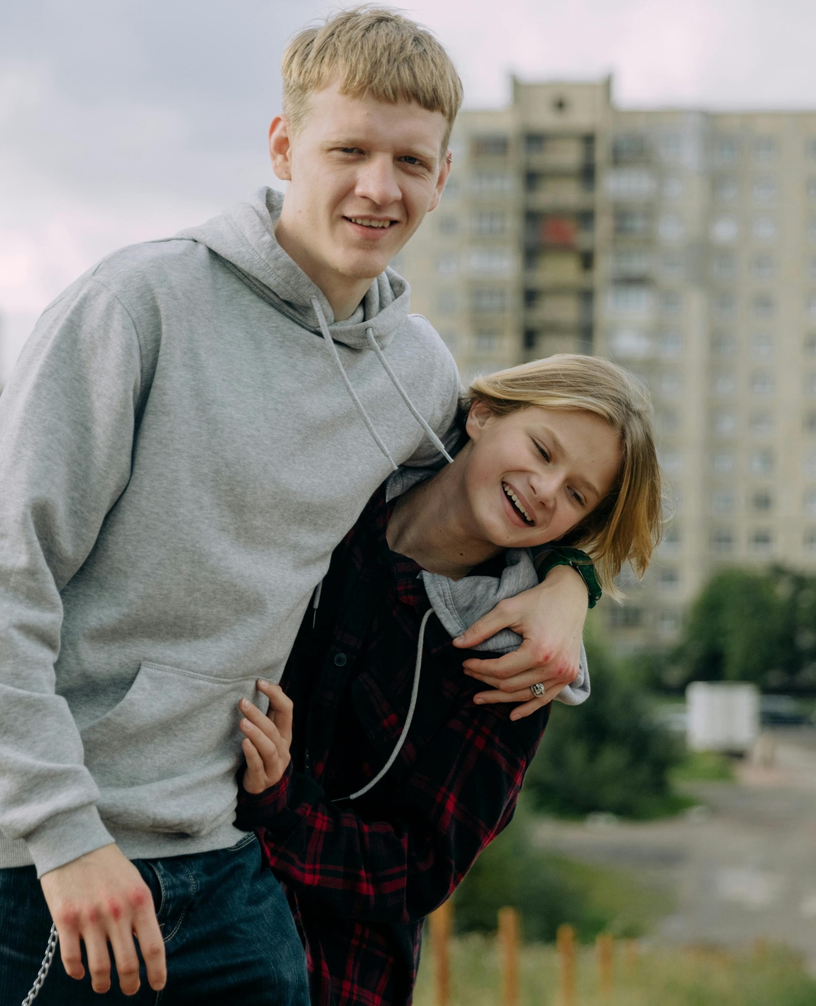 broer en zus arm in arm