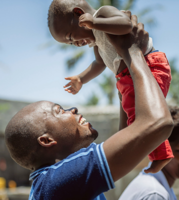 lachende vader en baby